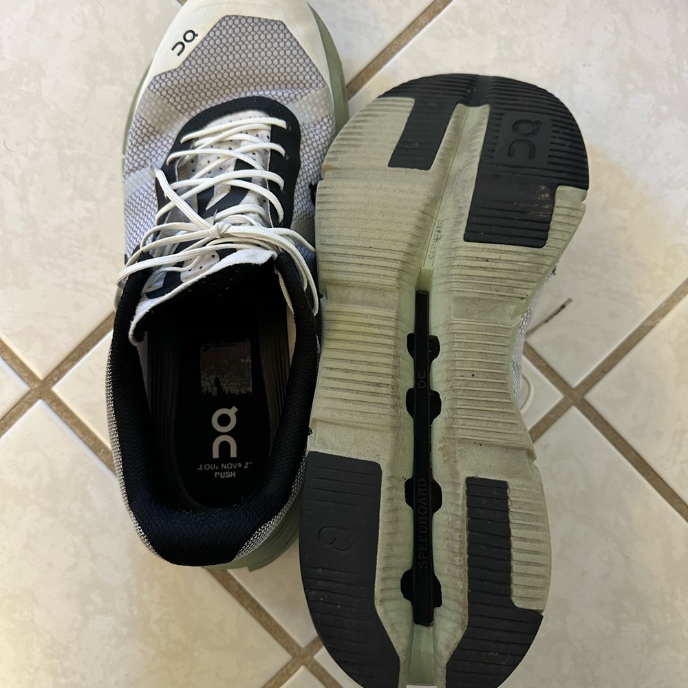 On Running Men's White and Black Athletic Shoes 10.5 M - Picture 3 of 8